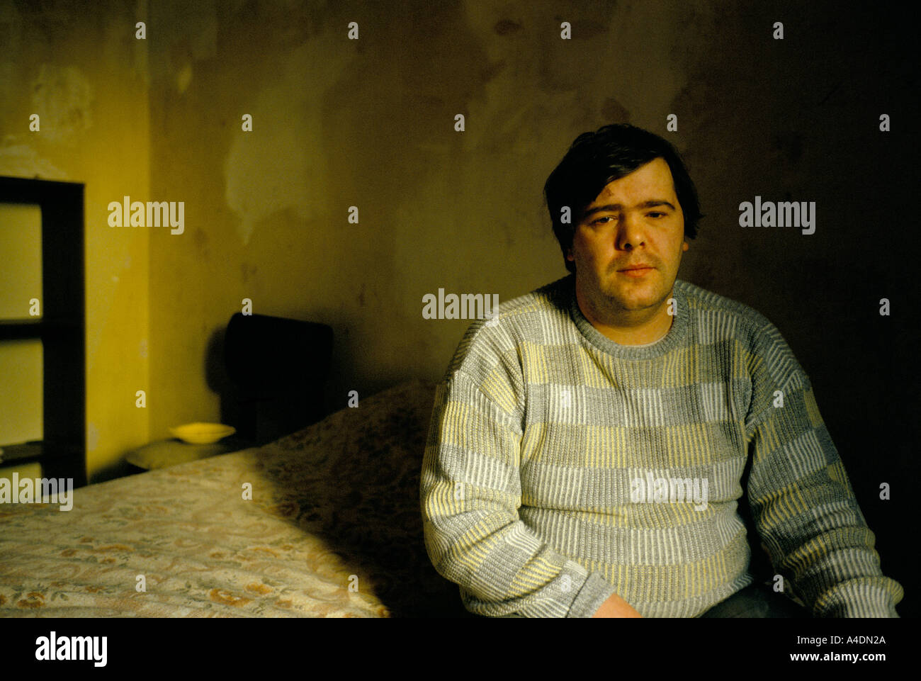 Un homme dans de mauvaises conditions de logement, Glasgow, Ecosse Banque D'Images