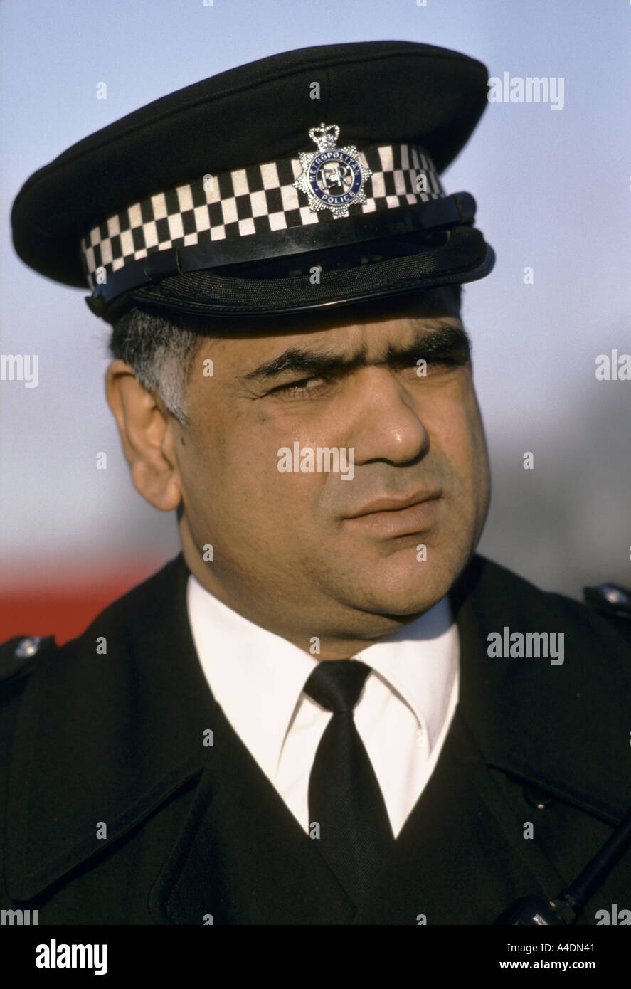 Le portrait d'un agent de police Asiatique, Royaume-Uni Banque D'Images