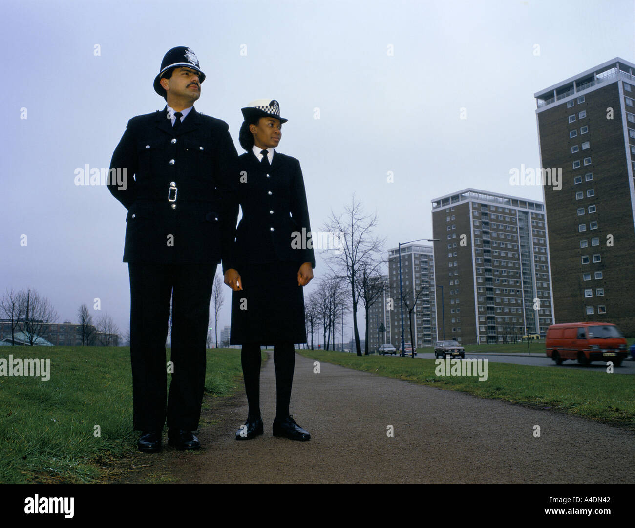 Les Asiatiques et les noirs des agents de police, Royaume-Uni Banque D'Images