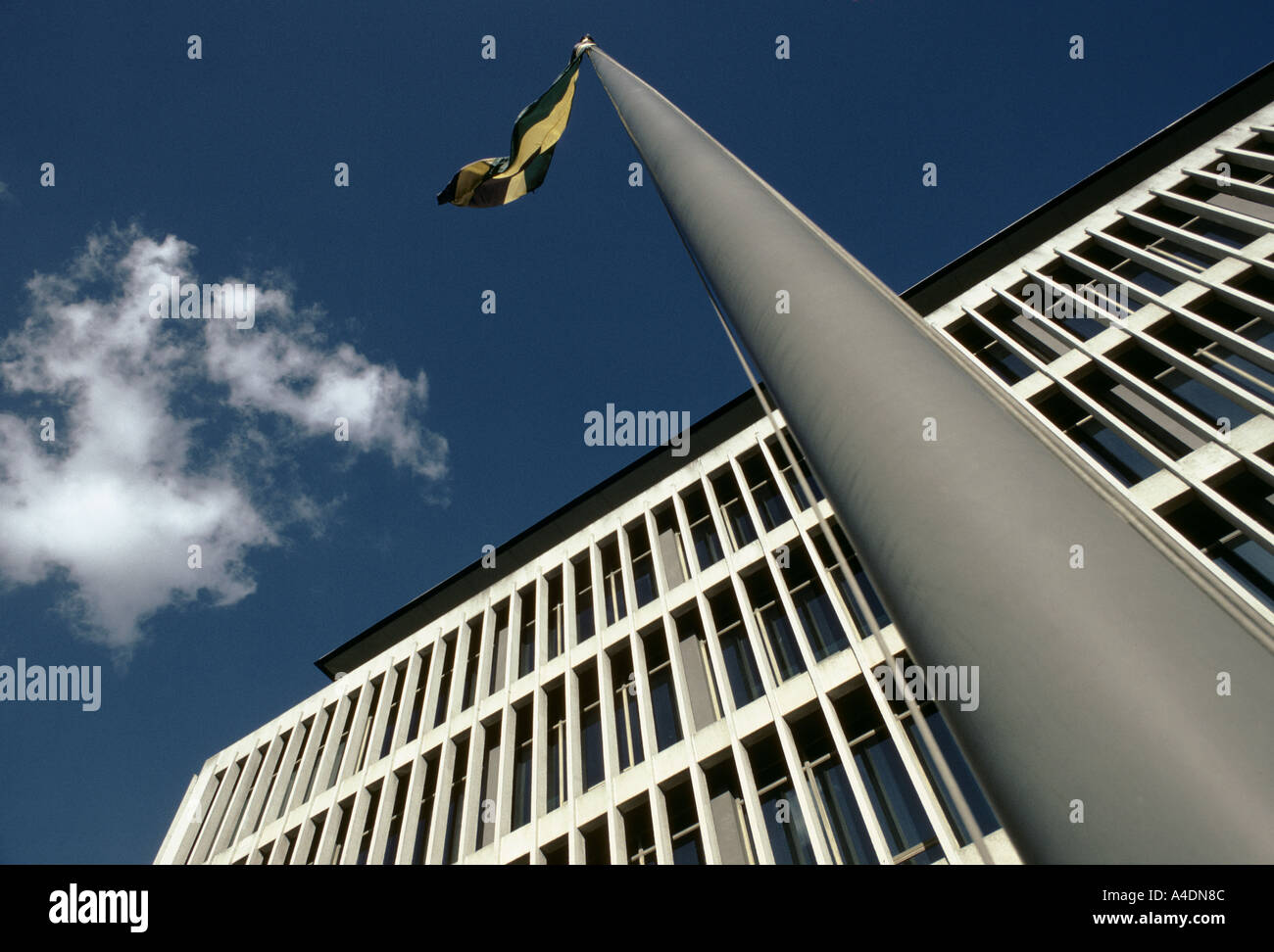 Le drapeau national vole à l'extérieur d'un bâtiment à Kingston, Jamaïque Banque D'Images