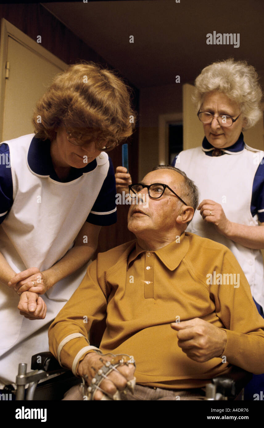 Les infirmières de district avec un patient âgés de sexe masculin 1989 Banque D'Images