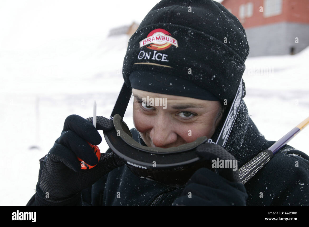 Nicole Materne, femme concurrent au championnat de golf de glace 2004 Drambuie à Svalbard, Norvège. Banque D'Images