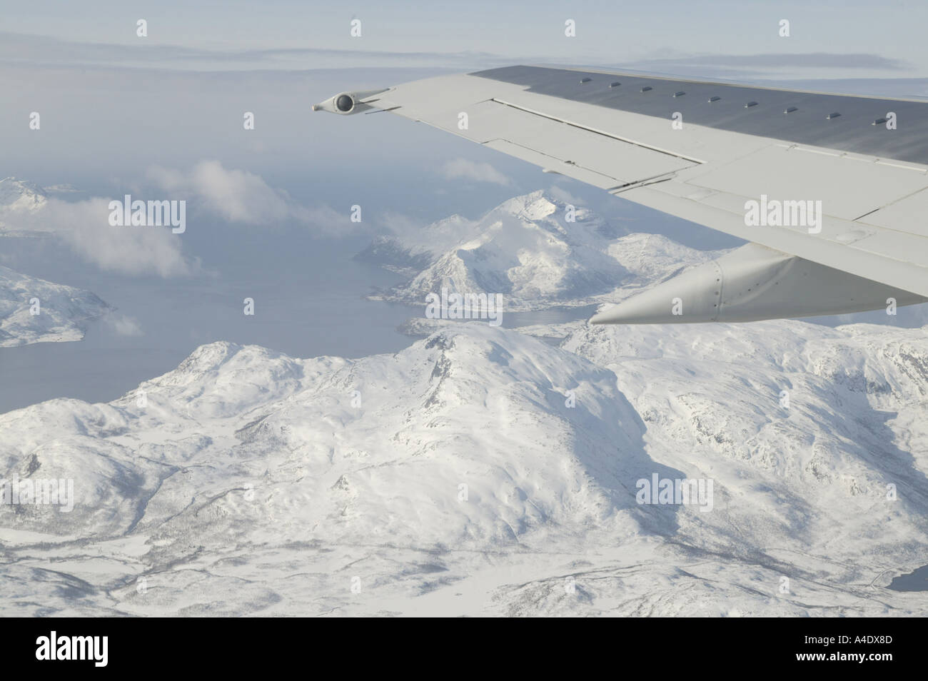 Vue depuis la fenêtre de l'avion au-dessus des montagnes enneigées à Tromso, Norvège Banque D'Images