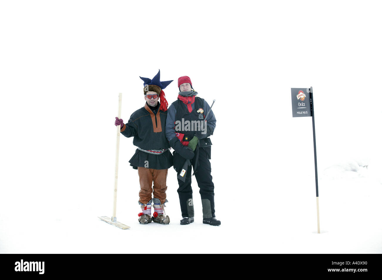 Jan Skoglund, concurrent norvégien avec un ours polaire spotter au championnat de golf de glace 2004 Drambuie à Svalbard, Norvège. Banque D'Images