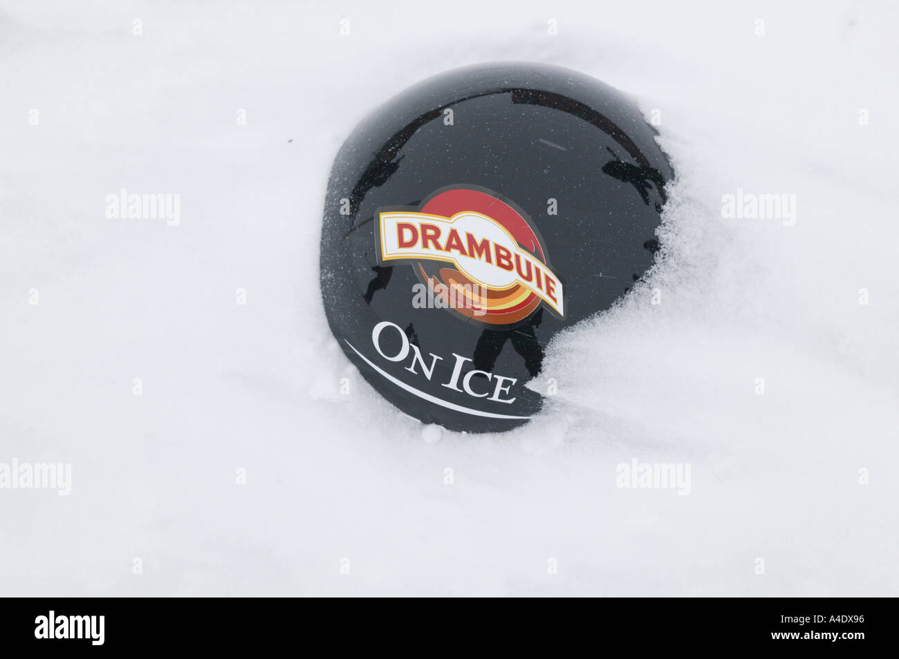 Drambuie capsule de bouteille dans la neige au championnat de golf de glace 2004 Drambuie à Svalbard, Norvège. Banque D'Images