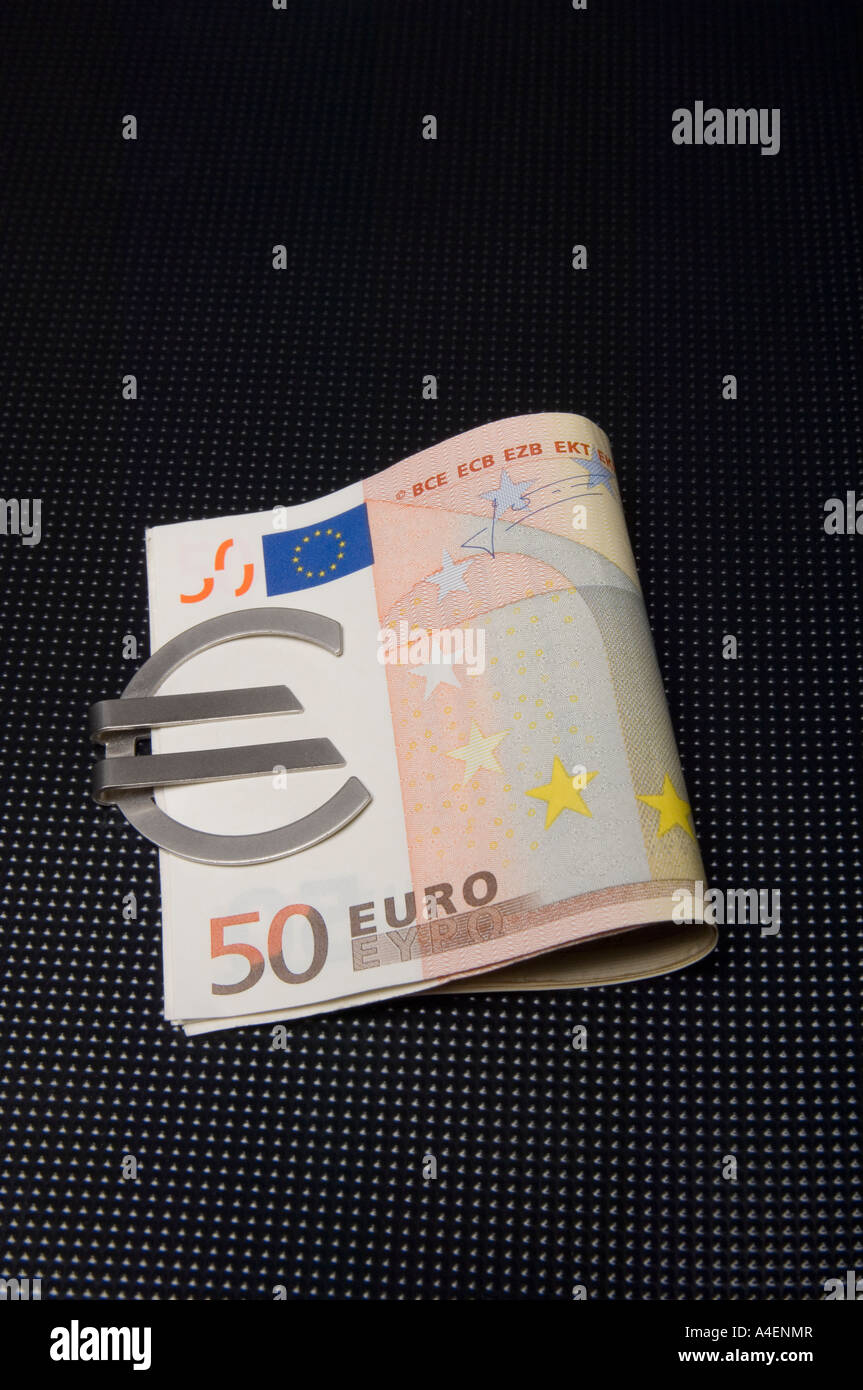 Un collier d'argent sous la forme d'un symbole de l'Euro maintenant 50 billets Banque D'Images