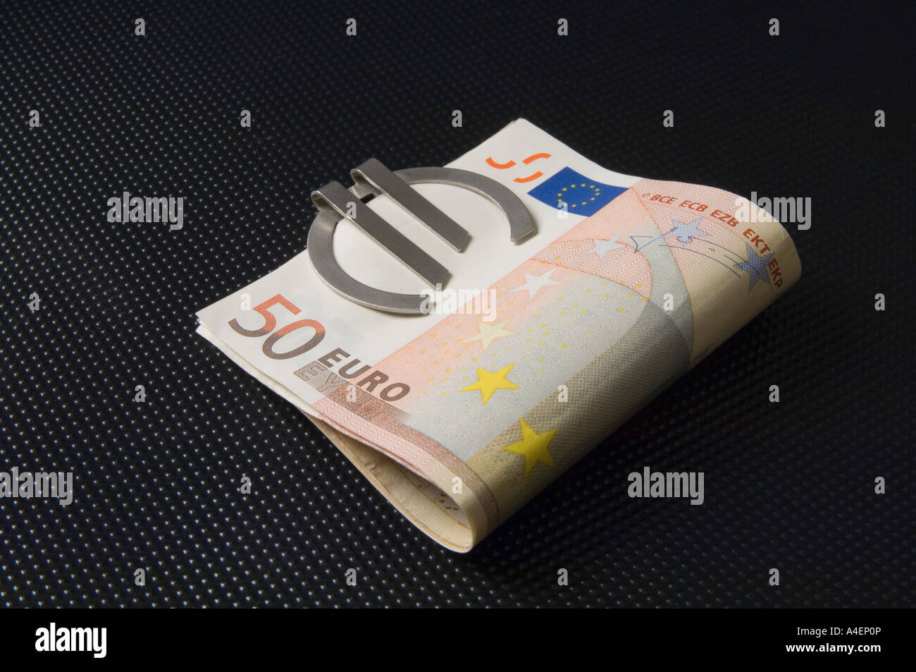Un collier d'argent sous la forme d'un symbole de l'Euro maintenant 50 billets Banque D'Images