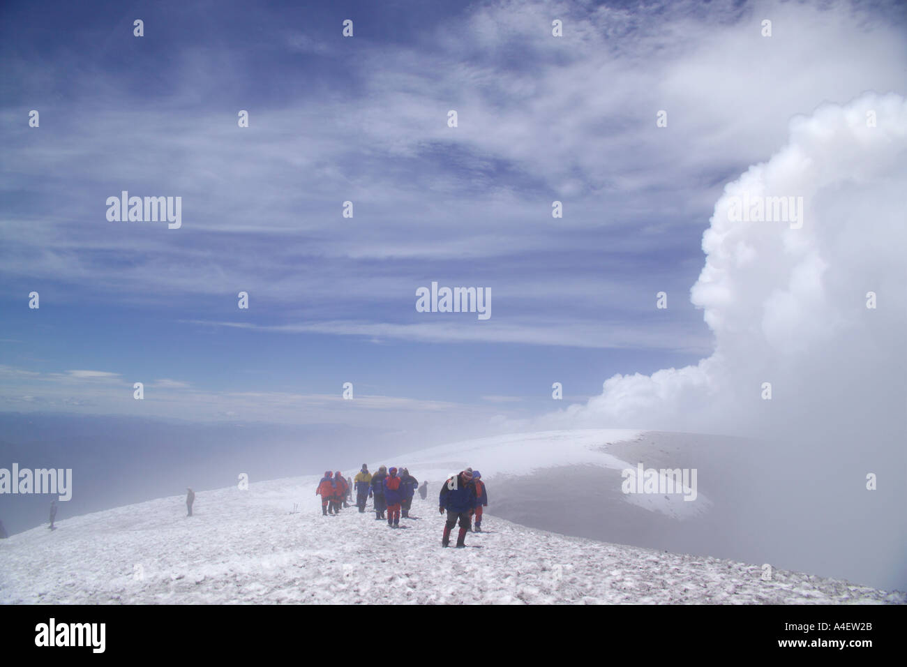 Les randonneurs touristes sur le bord du cratère du volcan couvert de neige de La Araucania Pucon près de Salerno Lake District Chili Banque D'Images