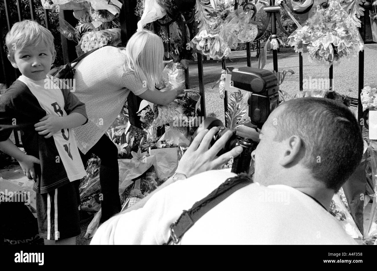 Le photographe et son petit garçon à Kensington Palace Gardens Londres à l'occasion de l'anniversaire de la princesse mort Casa Rural Cubel Banque D'Images