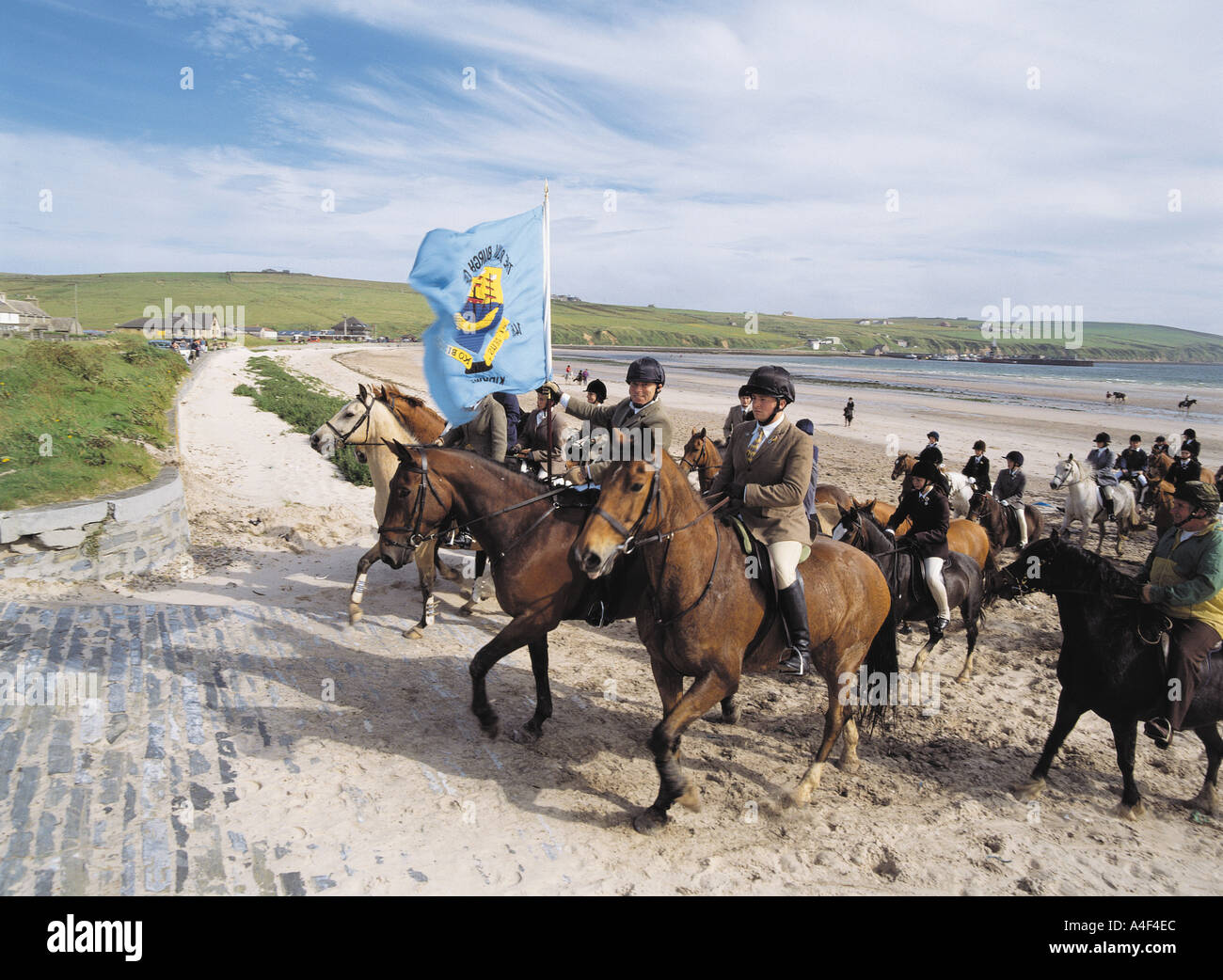 Dh Équitation des Marches KIRKWALL ORKNEY Riders quitter Scapa beach Banque D'Images