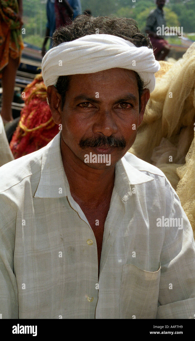 Portrait d'un pêcheur dans un marché au Kerala Inde Banque D'Images