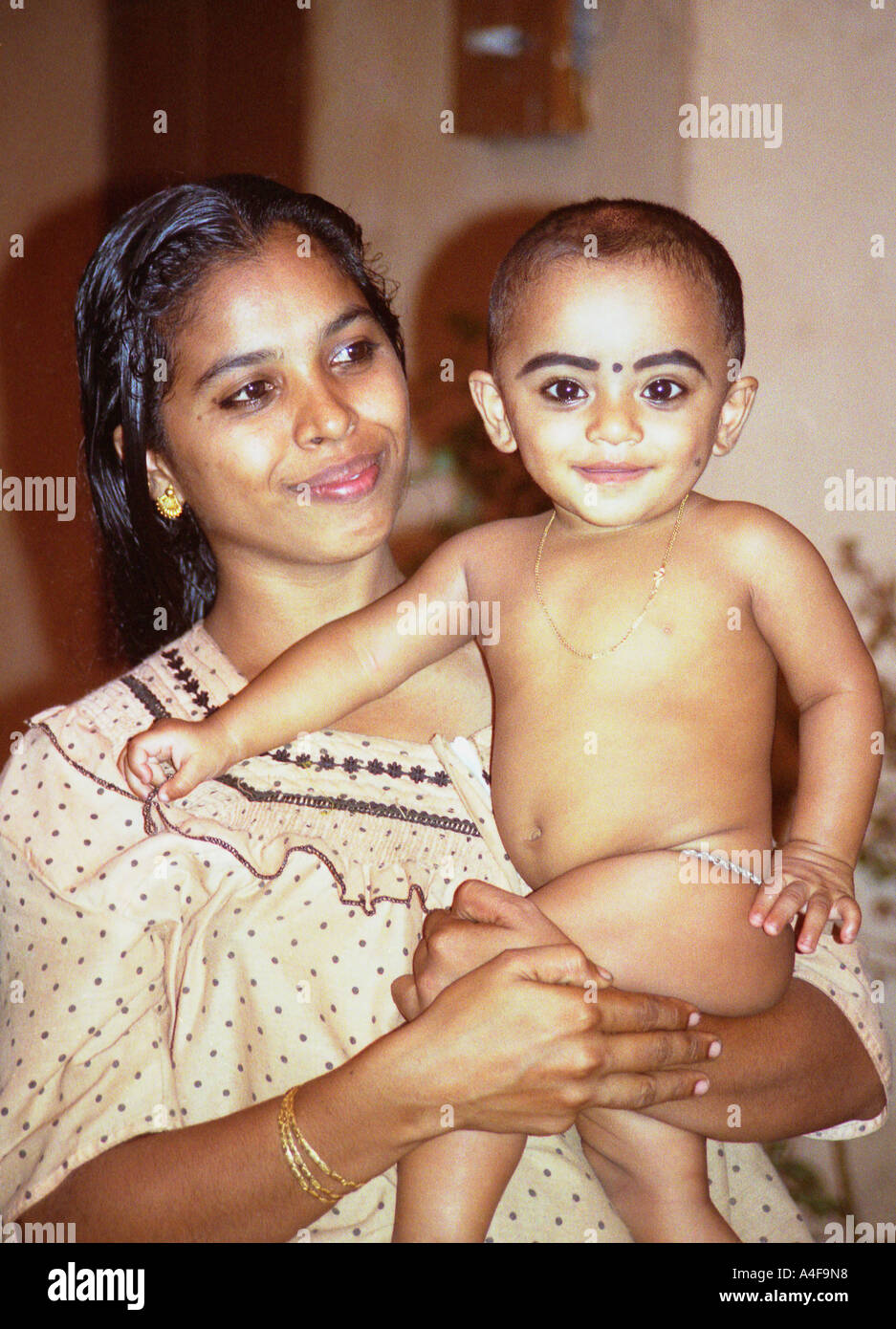 Portrait d'une mère et l'enfant dans les Backwaters du Kerala, Inde Banque D'Images