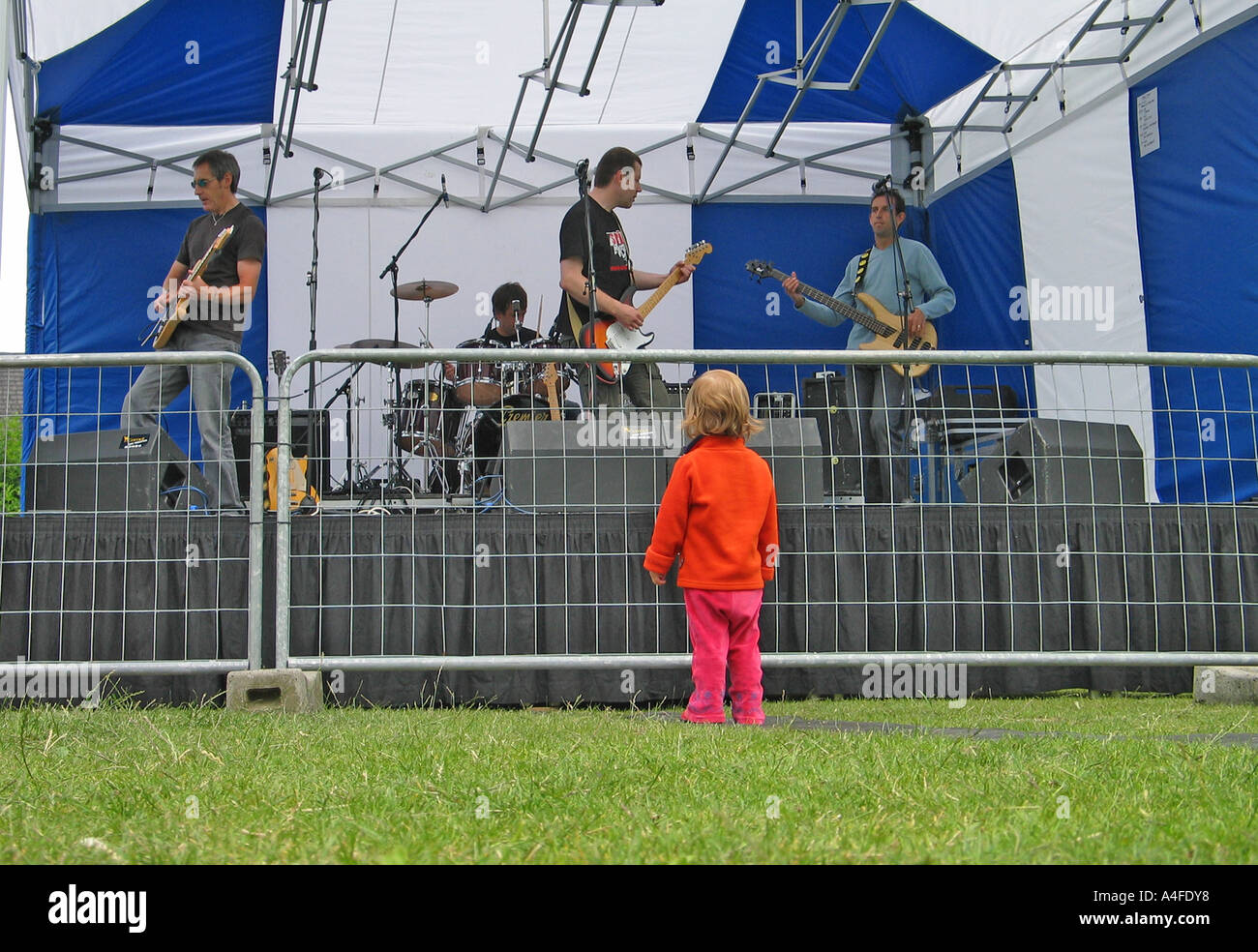 Enfant regarde un groupe de rock à un concert vide Banque D'Images