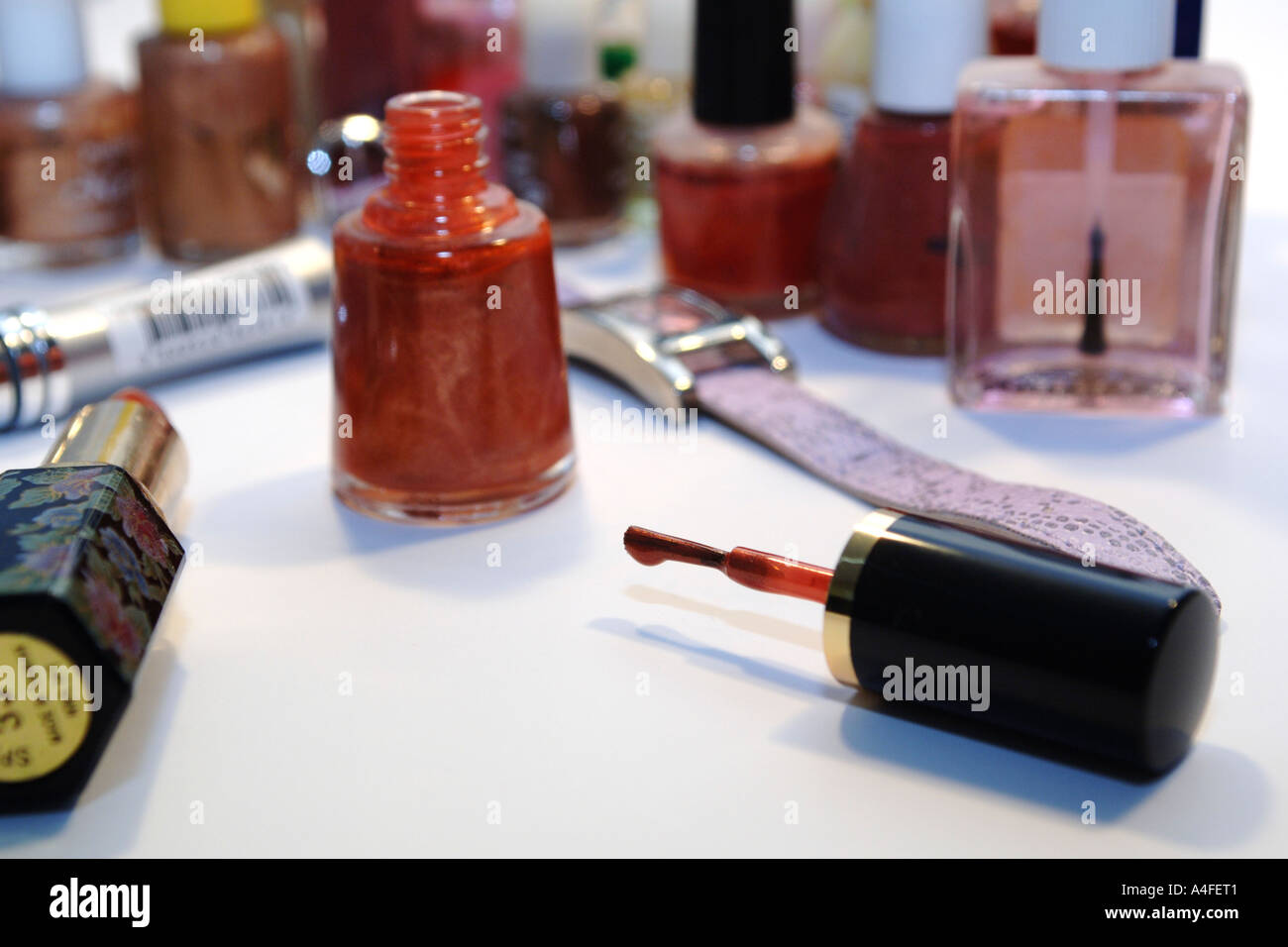 Une sélection de vernis à ongles de couleur femelle. Banque D'Images