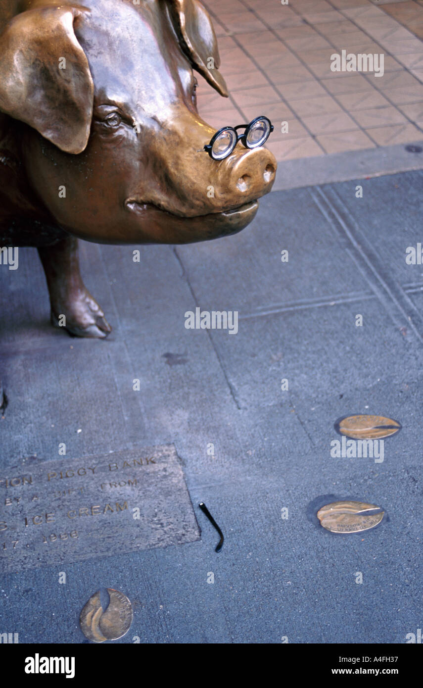Cochon Bronze dans les verres à l'entrée de Pike Place Market Seattle WA USA Banque D'Images