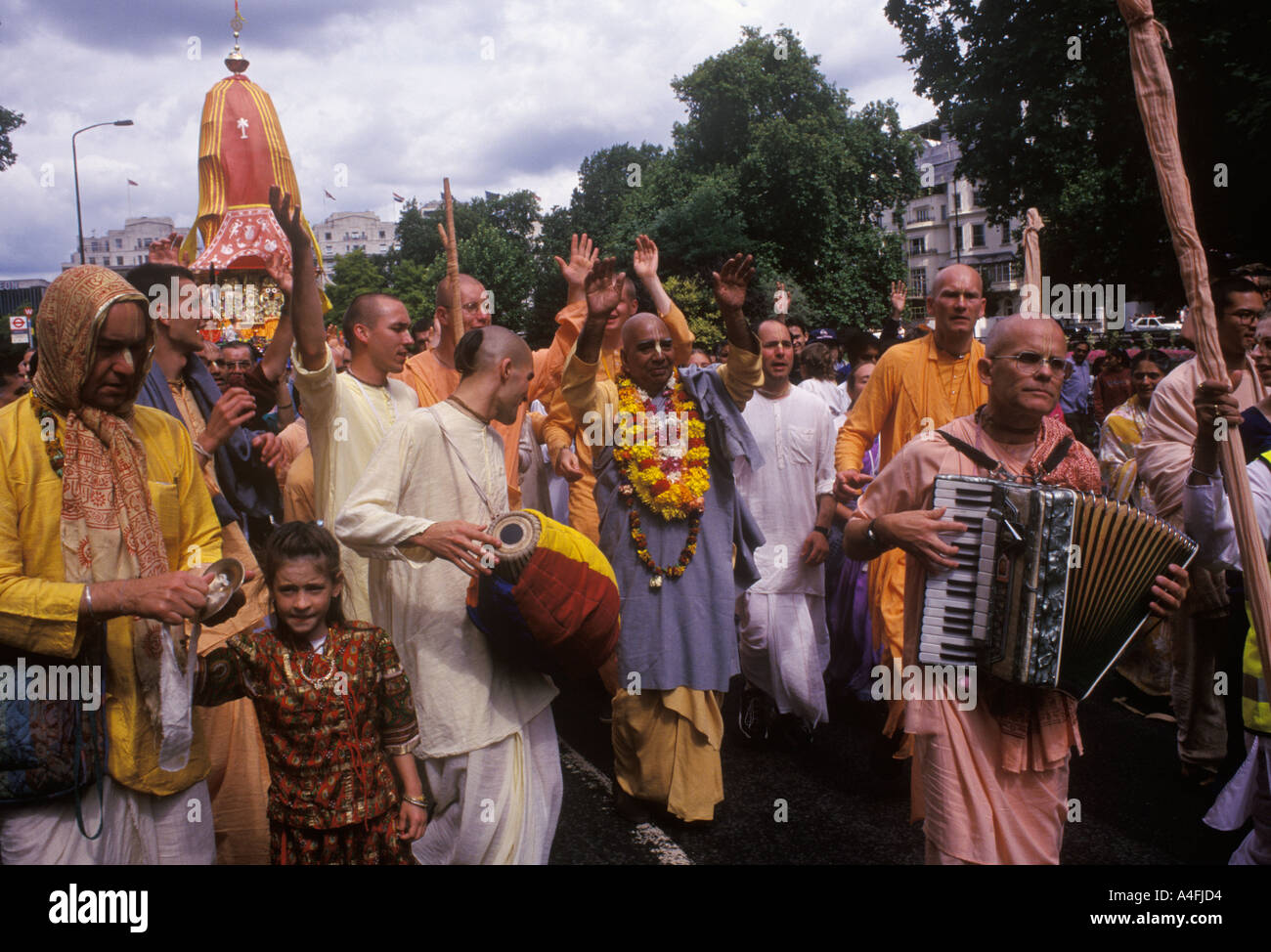 Uk festival hindou Hare Krishna Ratha Jatra ou Rathayatra ou char Londres festival religieux fervents tirer char Park Lane HOMER SYKES Banque D'Images