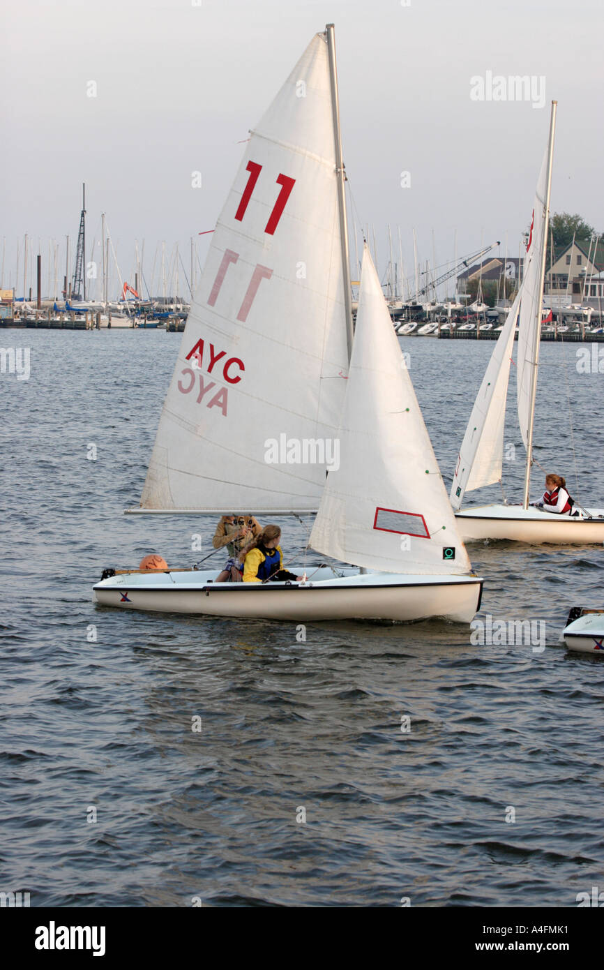 Voiliers sur l'eau dans le port d'Annapolis (Maryland), l'apprentissage de  la voile Photo Stock - Alamy