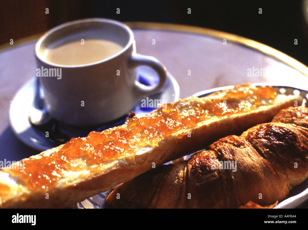 France matin petit déjeuner café au lait et un croissant au beurre et pain  français mermelade Photo Stock - Alamy
