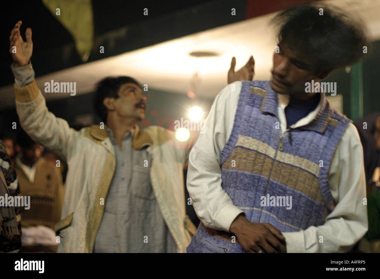 Danseurs soufis dans une transe de culte de Baba Shah Jamal Lahore Pakistan Banque D'Images