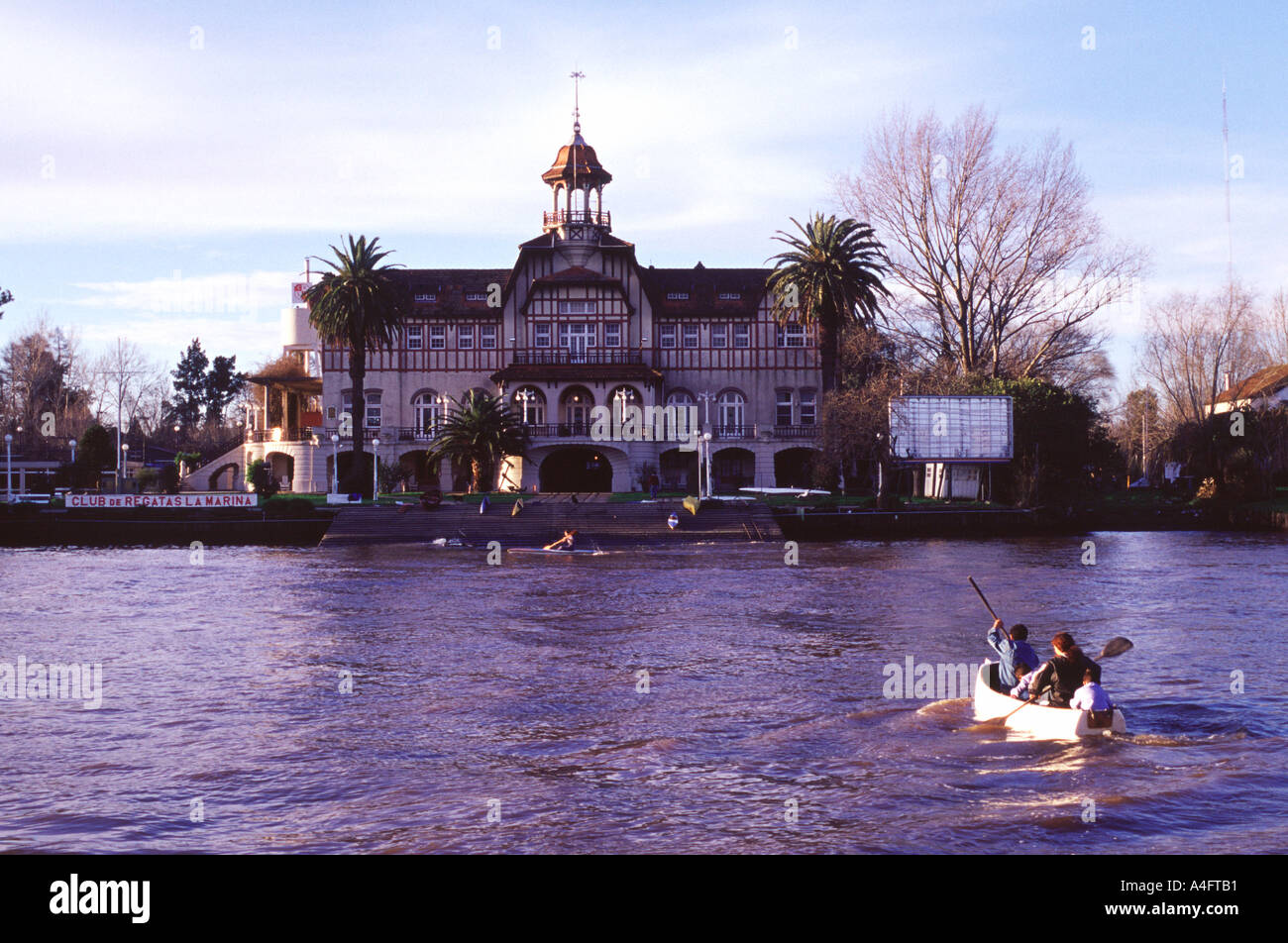 Buenos Aires Buenos Aires Argentine canoë vers le Club de Regatas La Marina Banque D'Images