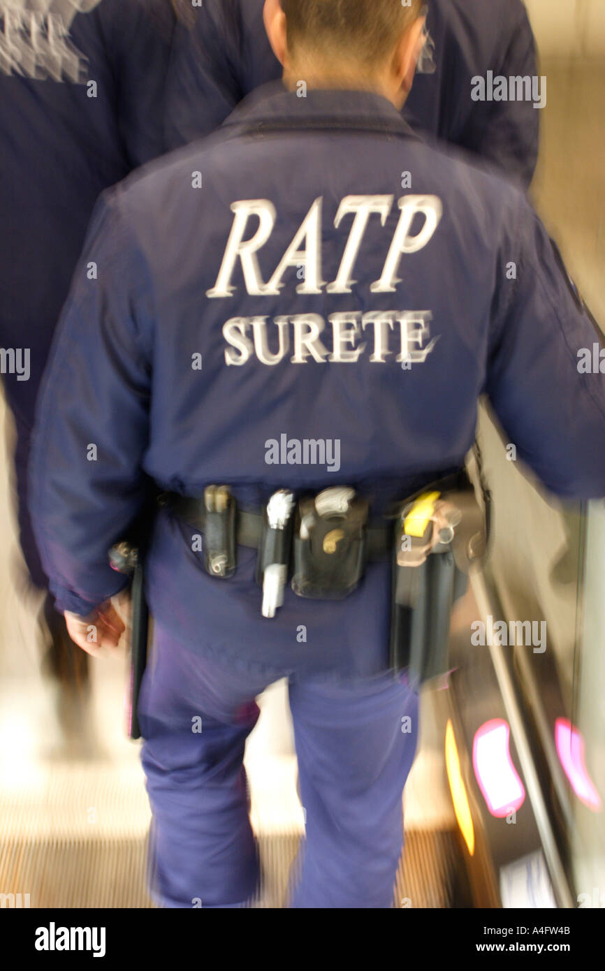 Paris France métro RATP Sûreté un garde de sécurité le système de ...