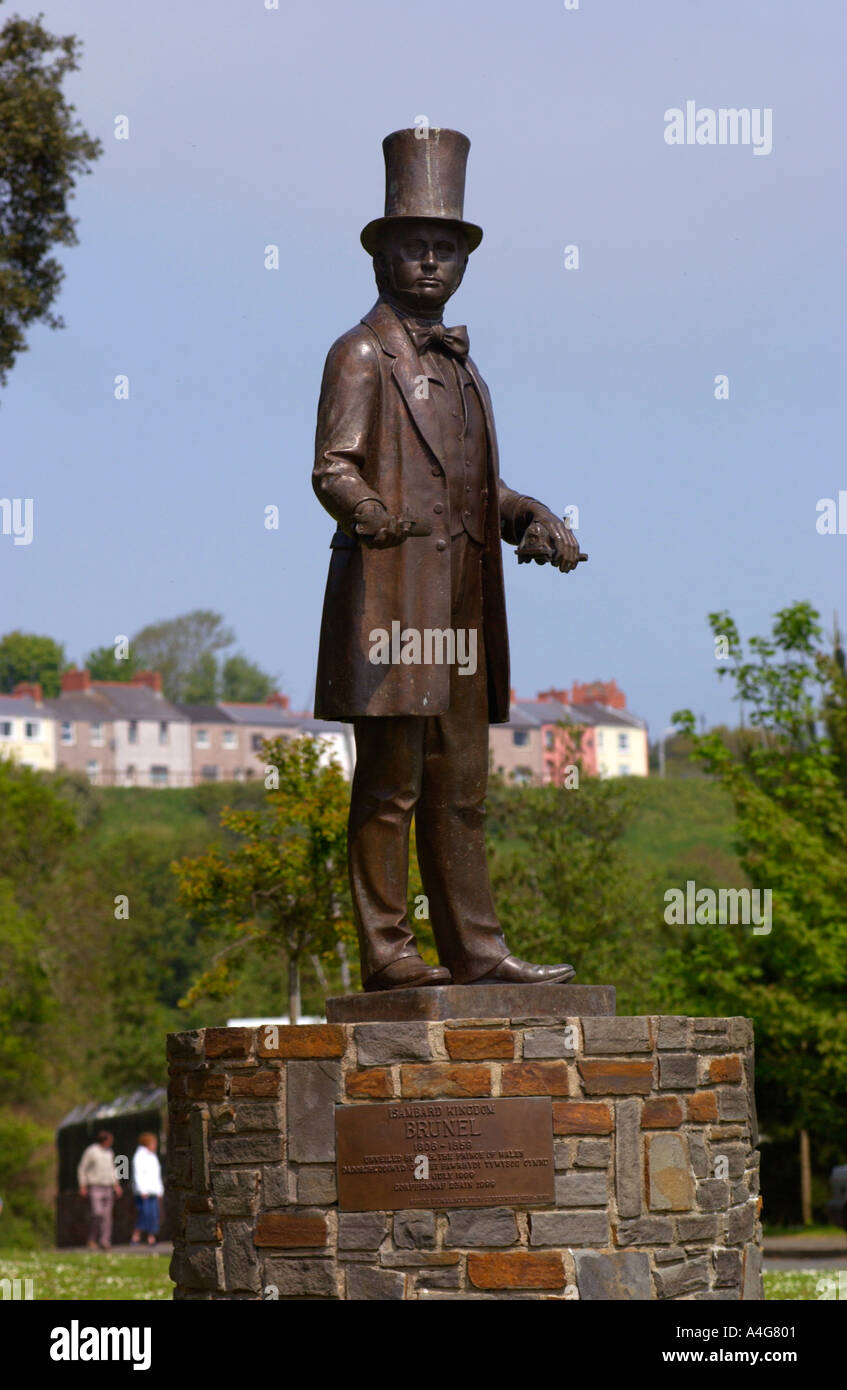 Statue de bronze de l'ingénieur Isambard Kingdom Brunel victorienne à l'ouest du pays de Galles Pembrokeshire Neyland UK par artiste Robert Thomas Banque D'Images