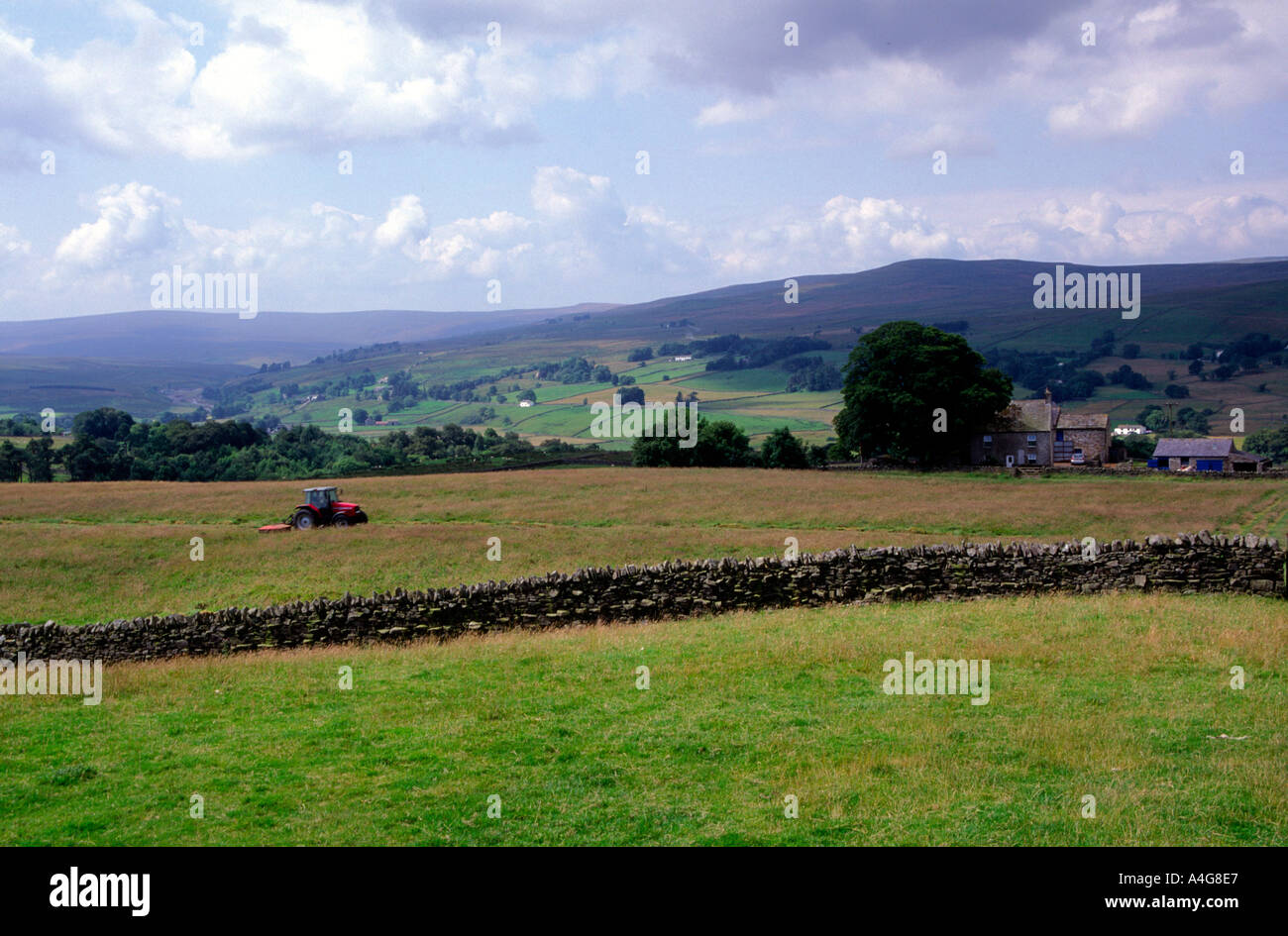 Tracteur fenaison Alston moor northern Pennines Cumbria England Banque D'Images