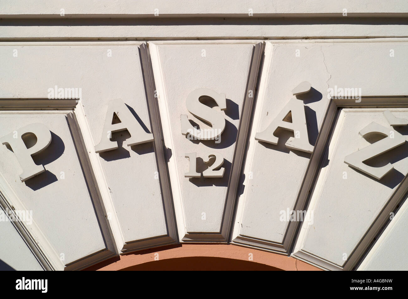 Pasaz 12 (Passage 12) signe sur la façade blanche à Banska Bystrica, Slovaquie Banque D'Images