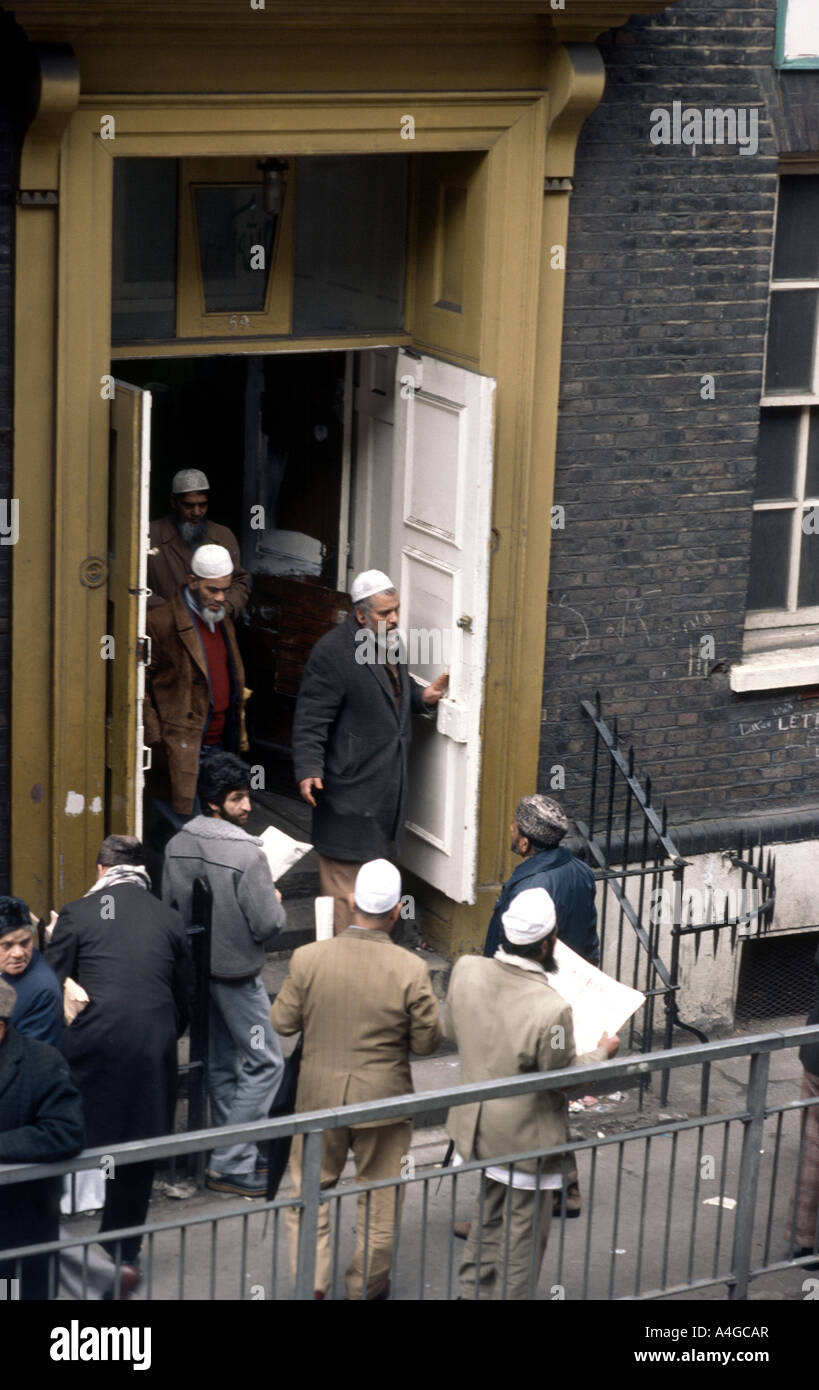 Les hommes musulmans d'entrer dans une mosquée à Spitalfields Banque D'Images