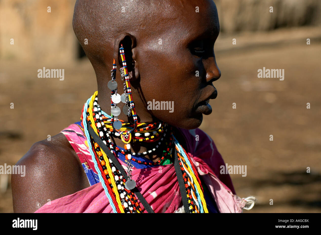 Une femme Massaï dans le village Masai Mara du Kenya Photo Stock - Alamy