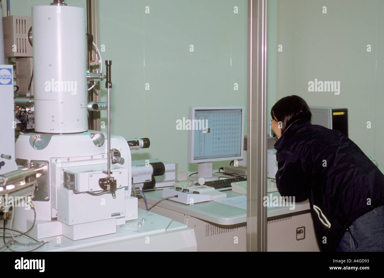 Chercheur au microscope à balayage à effet de champ à Nano Technology Research Centre Hsinchu Taiwan Banque D'Images