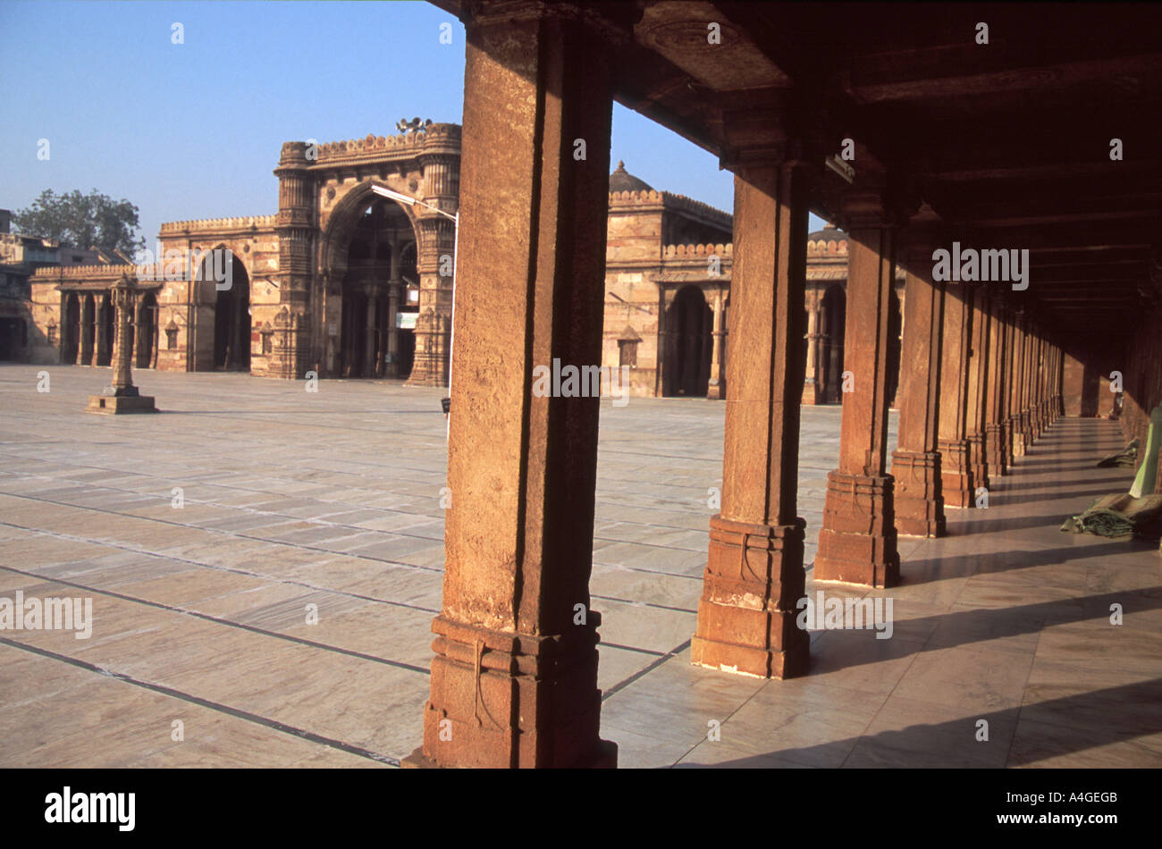 9 lettres 4 images homme qui prie arcades colonned