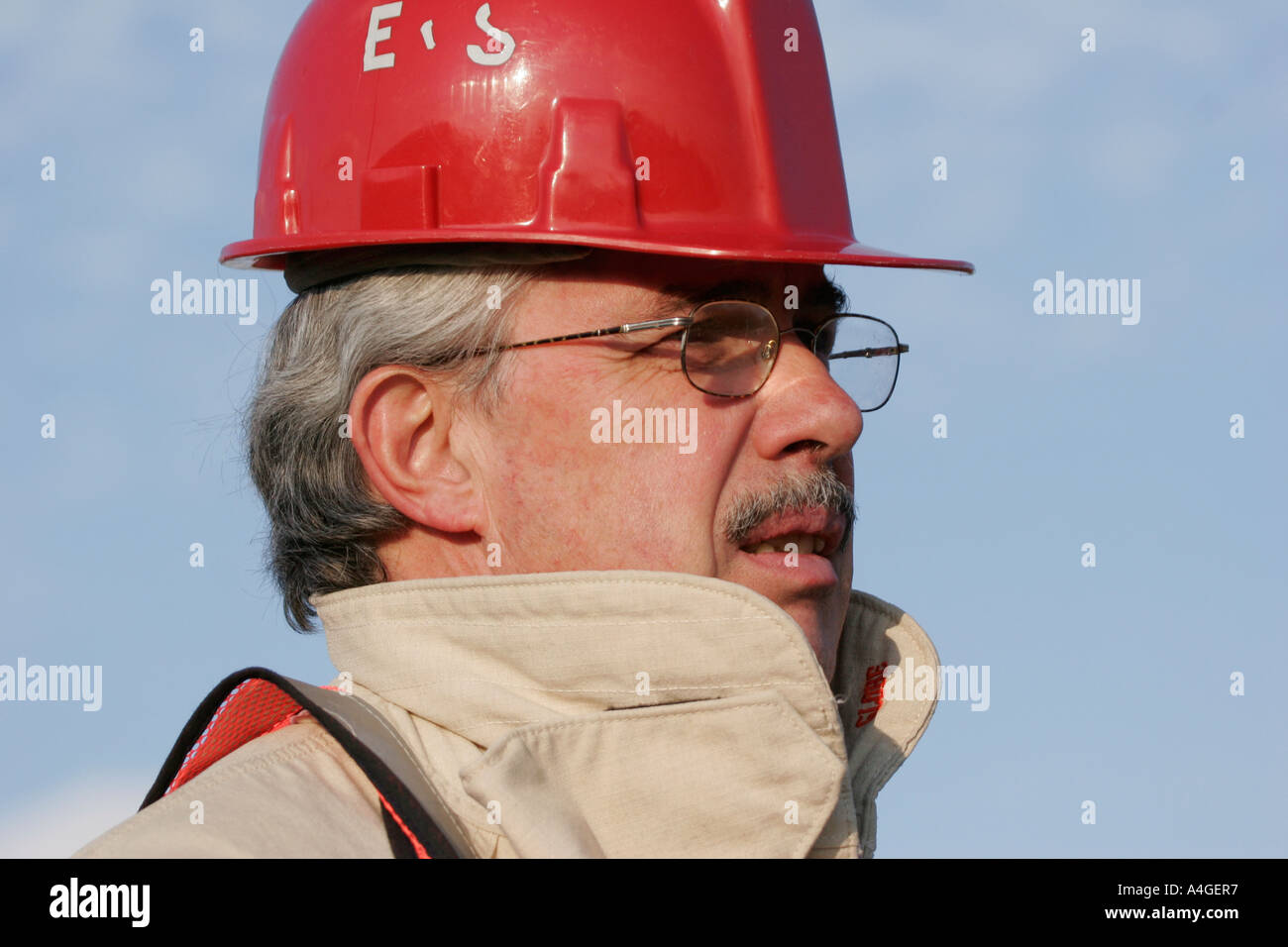 Un travailleur EMS dans un casque rouge est en difficulté à Banque D'Images