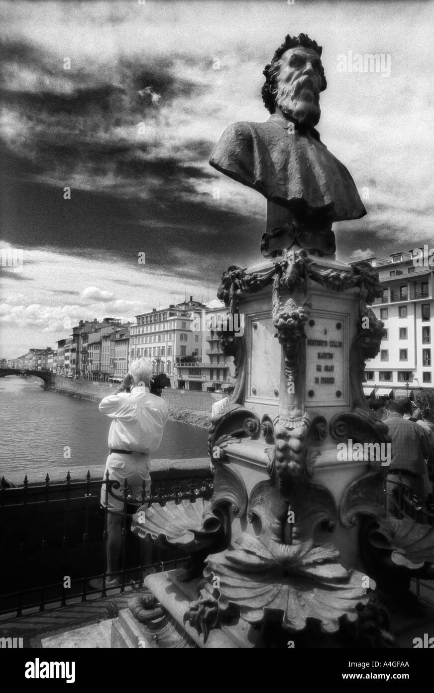Prise de photos touristiques sur Ponte Vecchio Florence Italie Banque D'Images