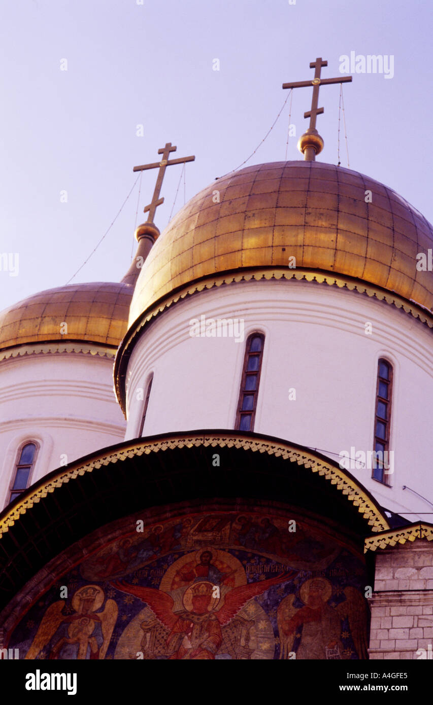 Cathédrale de l'assomption sur la gauche et Granovitaya Palata derrière dans le Kremlin Moscou Russie Banque D'Images