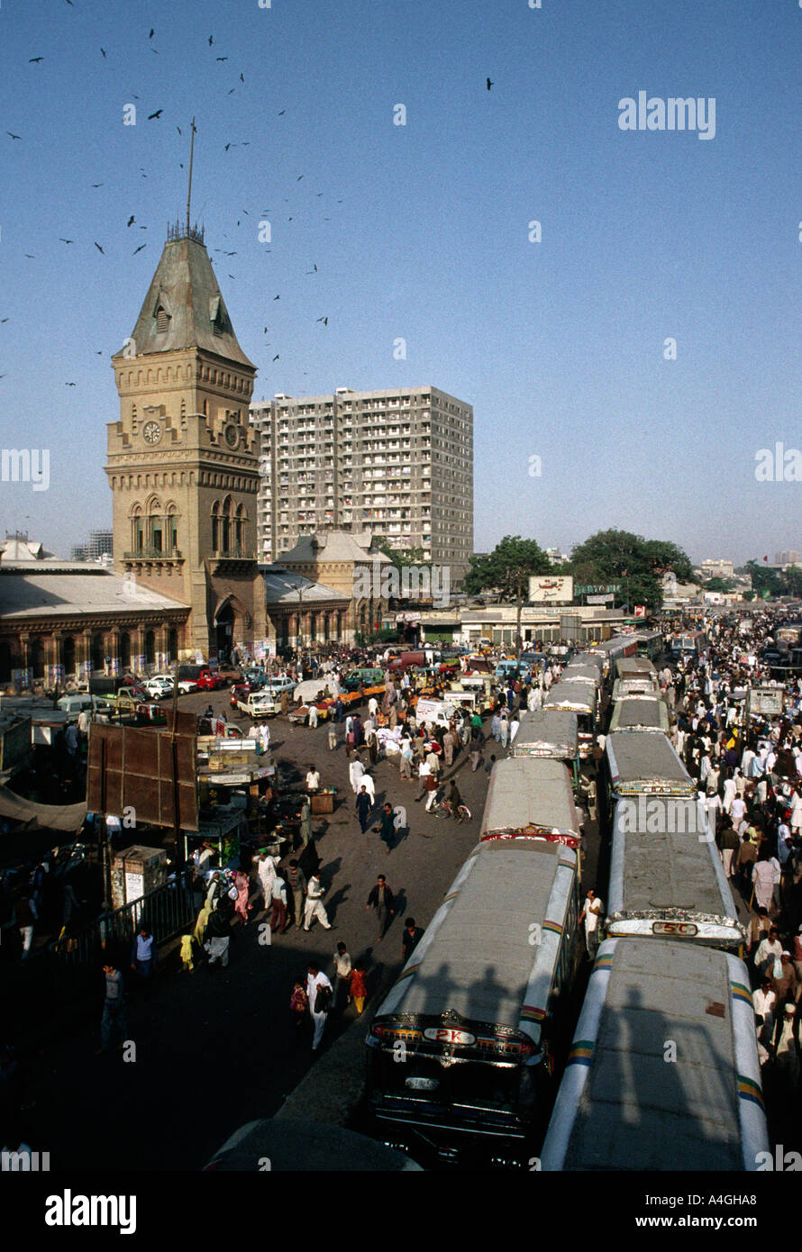 Sind Pakistan Karachi Saddar Impératrice des bus du marché et de la foule des acheteurs Banque D'Images