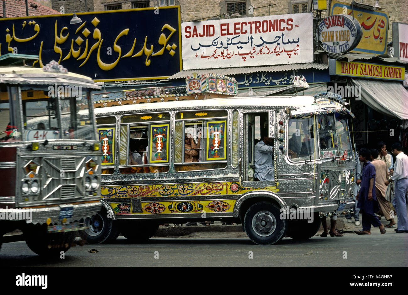 Sind Pakistan Karachi Saddar décoré les bus locaux Banque D'Images
