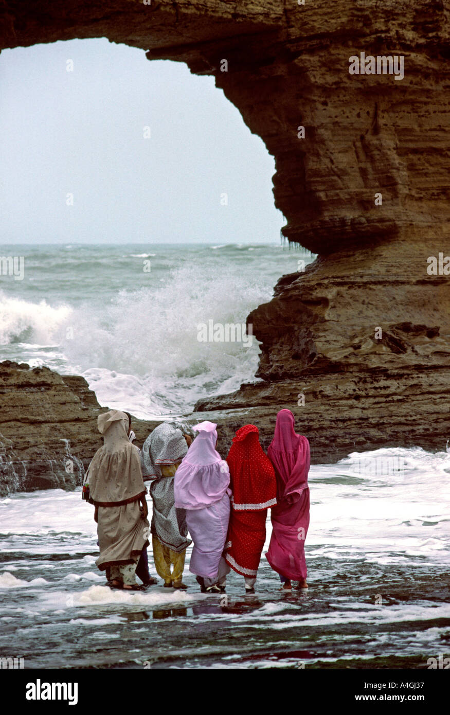 Sind Pakistan Karachi Femmes trippers à Paradise Point plage en regardant vagues se briser dans Banque D'Images