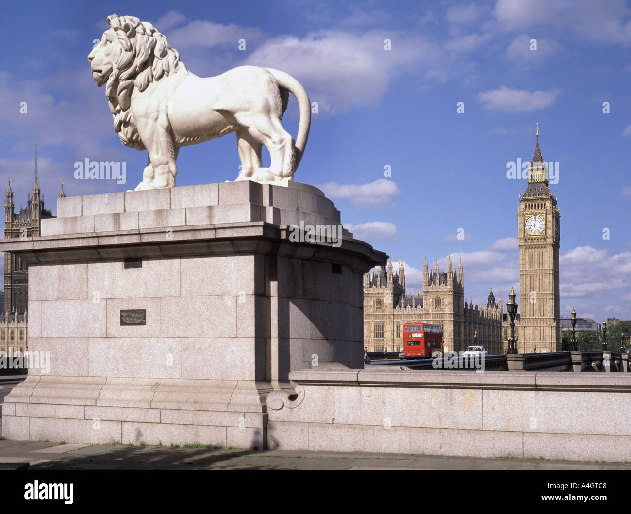 Westminster Bridge over River Thames statue lion avec Big Ben et des chambres du Parlement au-delà Banque D'Images
