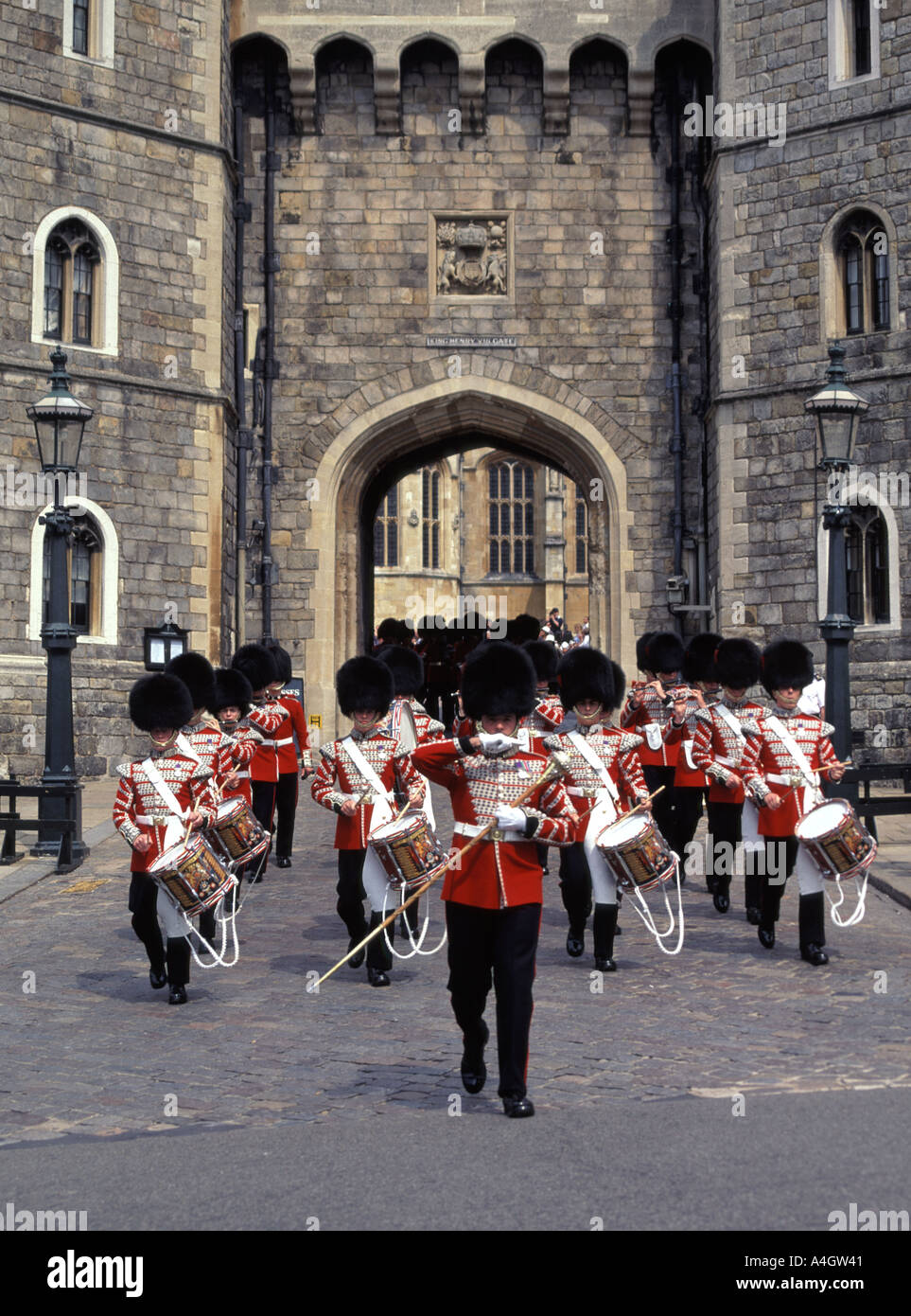 Le Château de Windsor & guards Regimental Band laissant Henry VIII porte après cérémonie de la relève de la Garde Banque D'Images