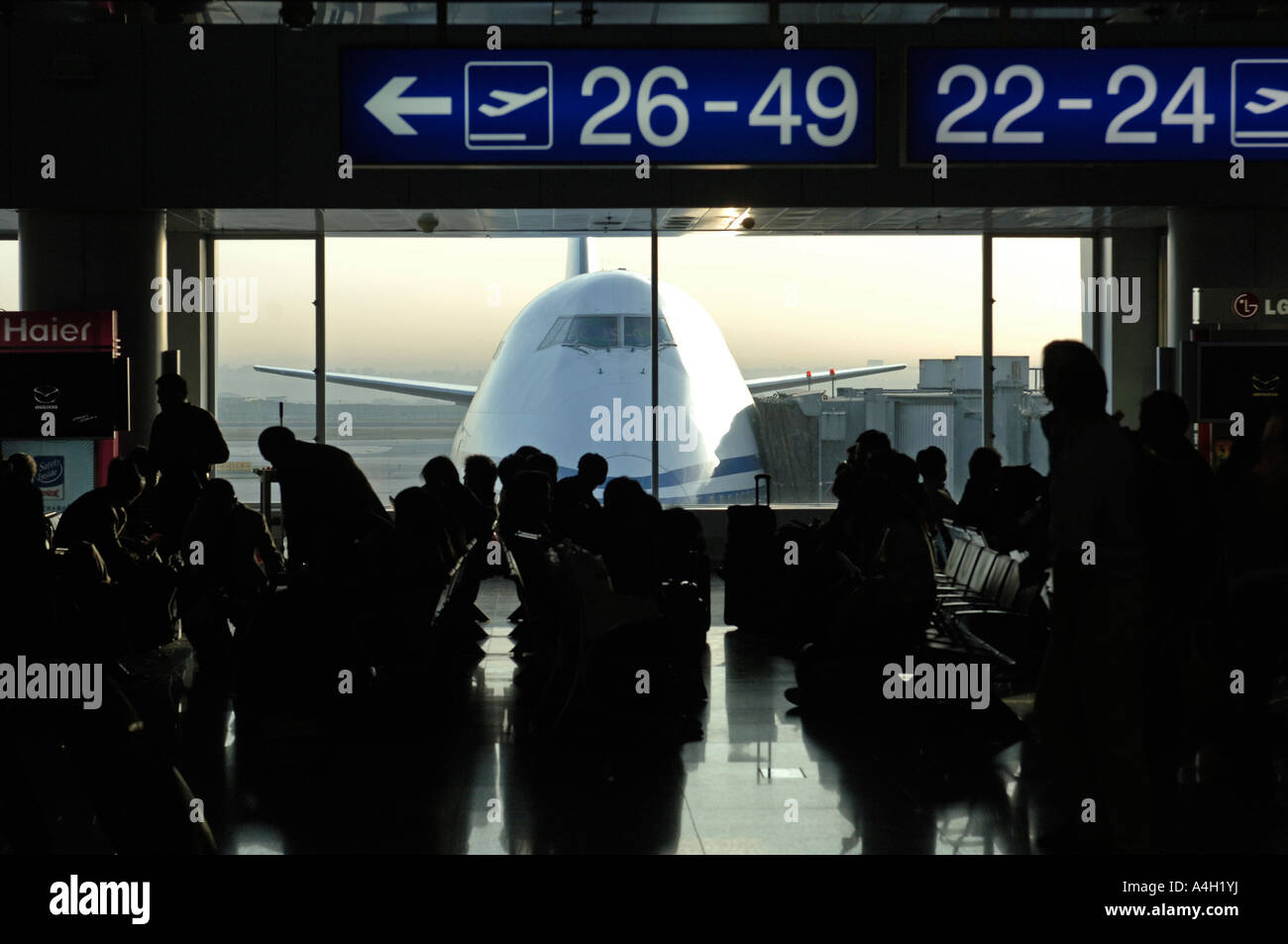 Zone d'attente d'un aéroport, dans l'arrière-plan un Boeing 747 Banque D'Images