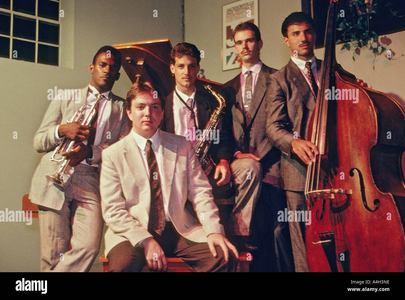 Groupe de jeunes musiciens de jazz y compris le trompettiste Marcus Printup à gauche dans une boîte de nuit à St Augustine en Floride USA Banque D'Images