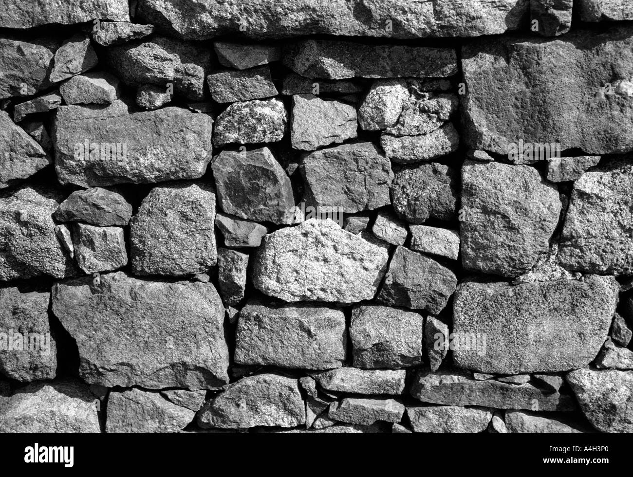 Vue rapprochée d'un mur en pierre sèche noir et blanc Banque D'Images