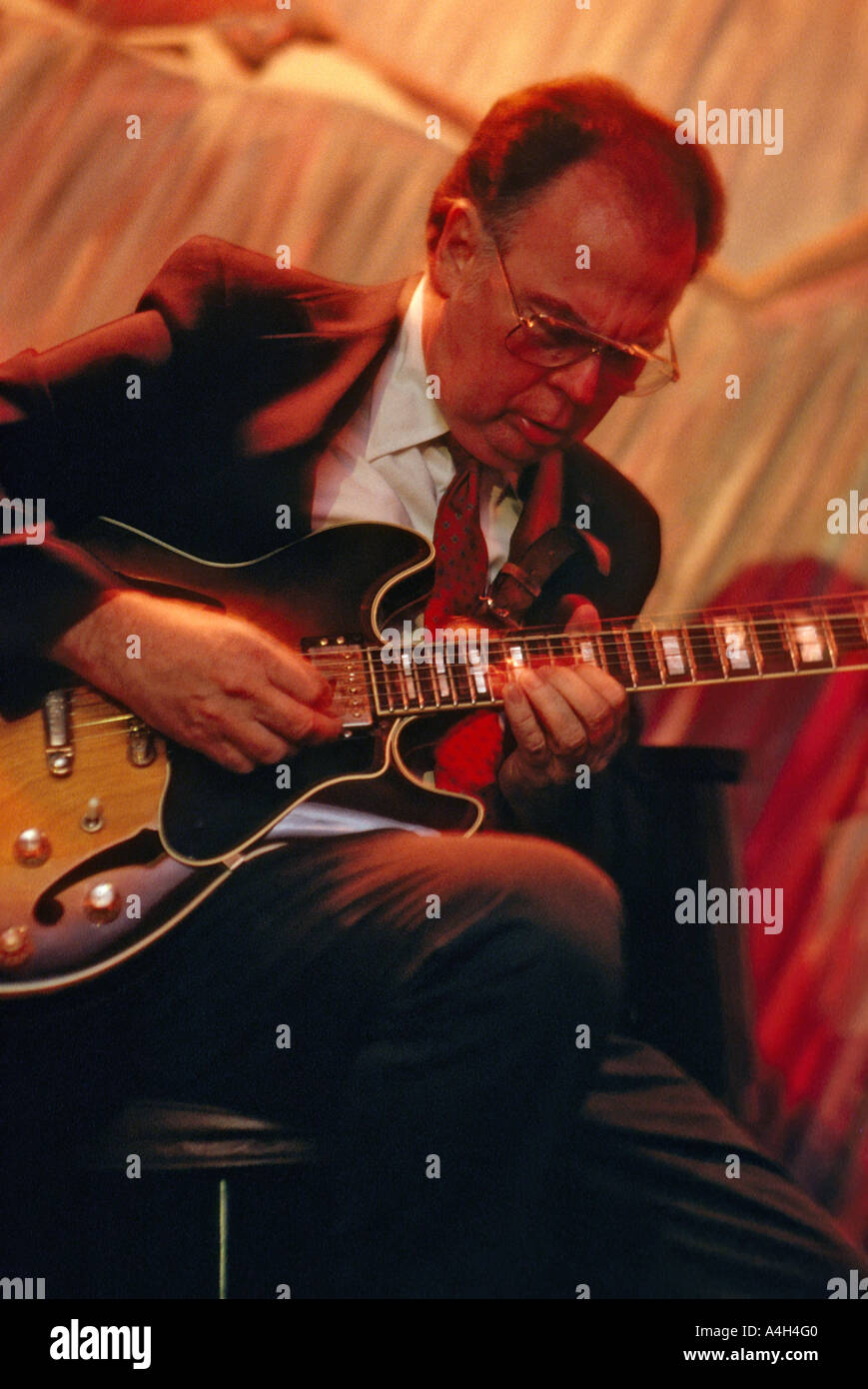 Le guitariste de jazz Jack Peterson effectuant dans un club en Floride USA Banque D'Images