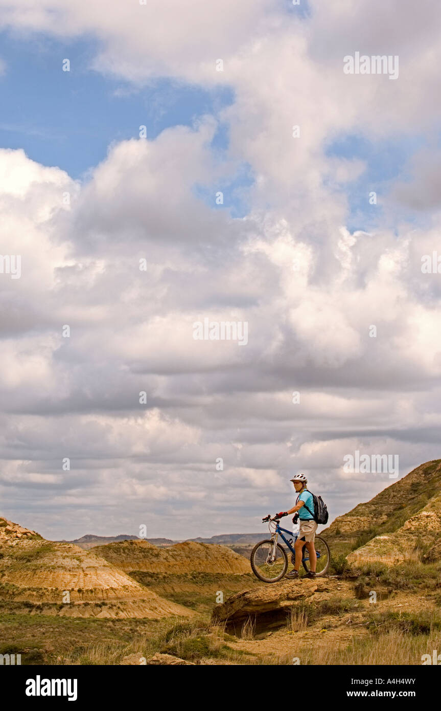 Vélo de montagne surplombant les badlands le long du sentier Maah Taah Hé dans le petit parc national de Missouri Banque D'Images