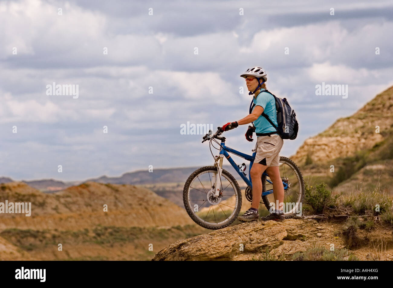 Vélo de montagne surplombant les badlands le long du sentier Maah Taah Hé dans le petit parc national de Missouri Banque D'Images