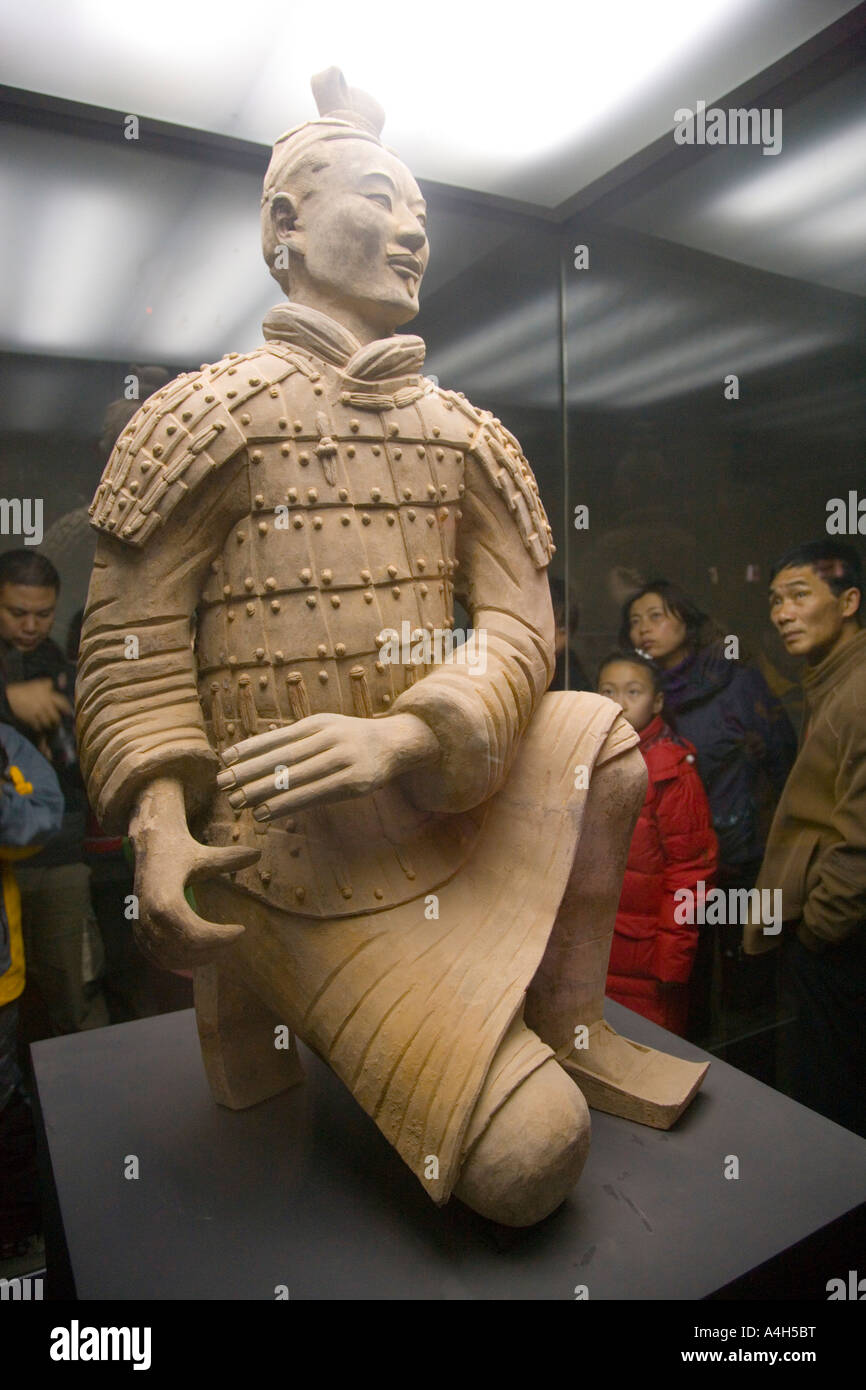 Archer à genoux en cas de verre Armée de terre cuite, Xi'an Chine JMH2049 Banque D'Images