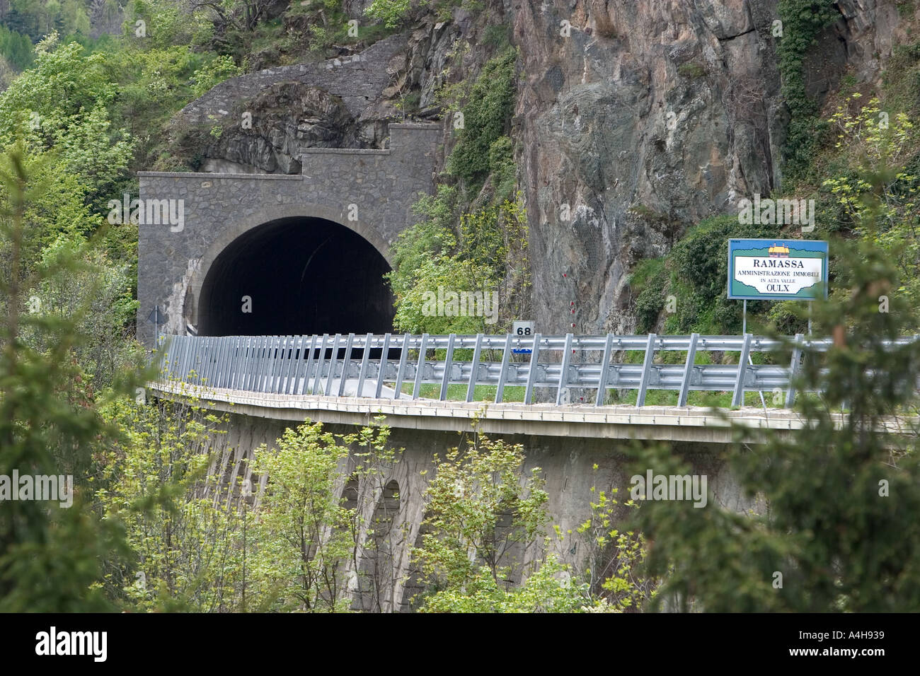 L'autoroute A32 entre Turin et près de Bardonecchia Oulx Italie Banque D'Images