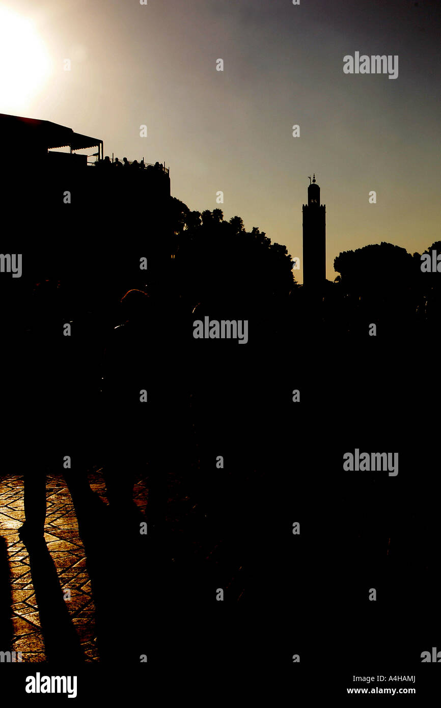 Place Jemaa el Fna silhouettes - mosquée de la Kasbah, Marrakech, Maroc, Banque D'Images