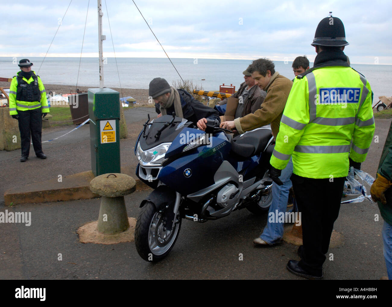 Les gens prennent les motos BMW échoués dans les conteneurs de la MSC  Napoli, navire britannique La Grande-Bretagne Devon Branscombe Photo Stock  - Alamy